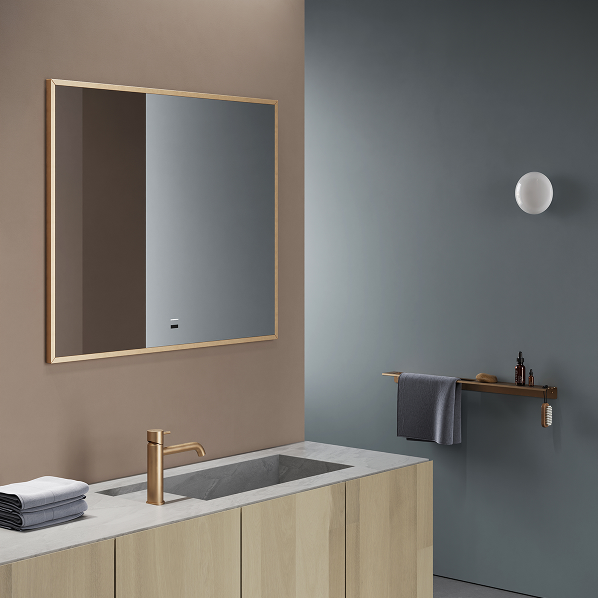 Gold-framed ORO Light mirror reflecting contemporary elegance