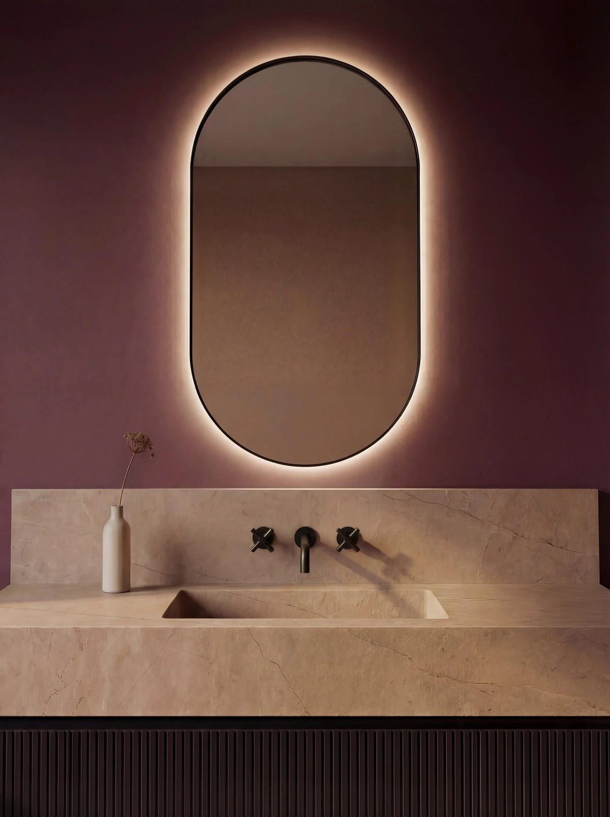 DIANO mirror in a bathroom, portrait view, Elegance Collection. Claris Company.